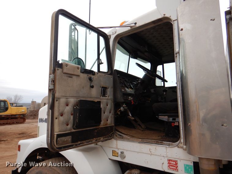 image for item II9883 1993 Kenworth T800  lube truck