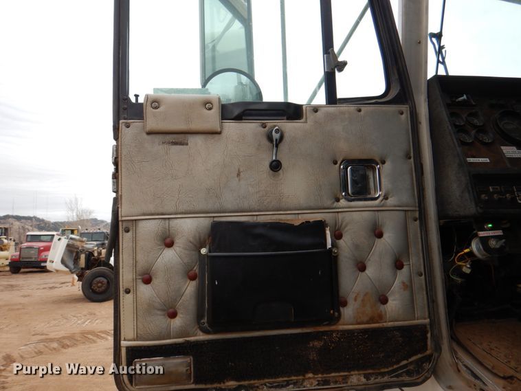 image for item II9883 1993 Kenworth T800  lube truck