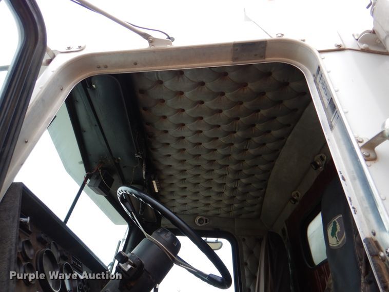 image for item II9883 1993 Kenworth T800  lube truck