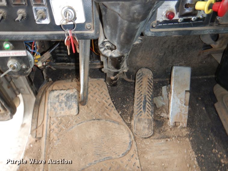 image for item II9883 1993 Kenworth T800  lube truck