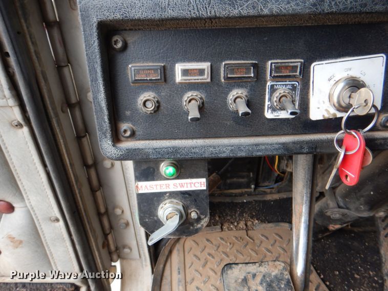 image for item II9883 1993 Kenworth T800  lube truck