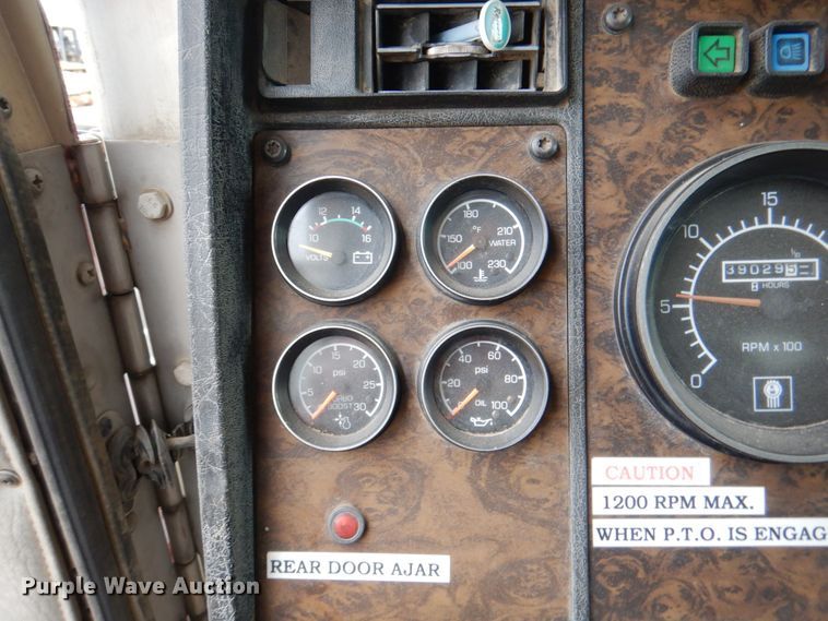 image for item II9883 1993 Kenworth T800  lube truck