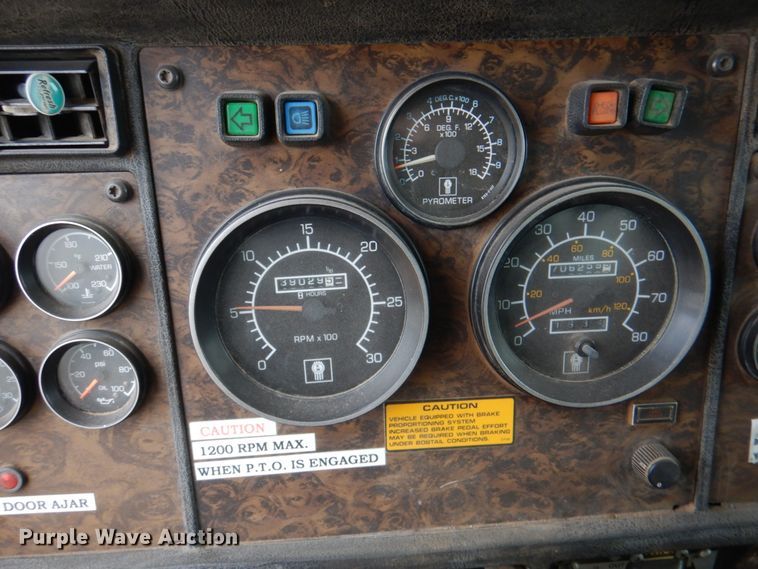 image for item II9883 1993 Kenworth T800  lube truck