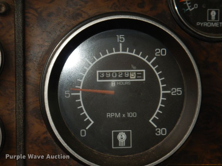 image for item II9883 1993 Kenworth T800  lube truck