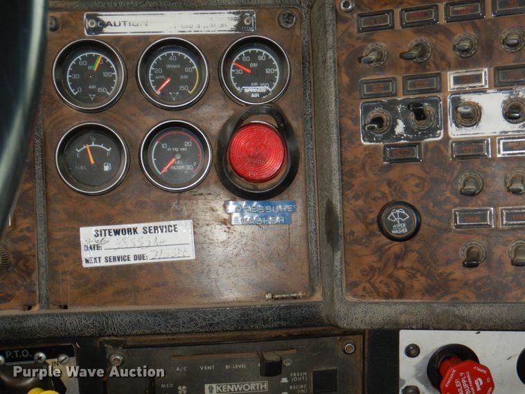 image for item II9883 1993 Kenworth T800  lube truck