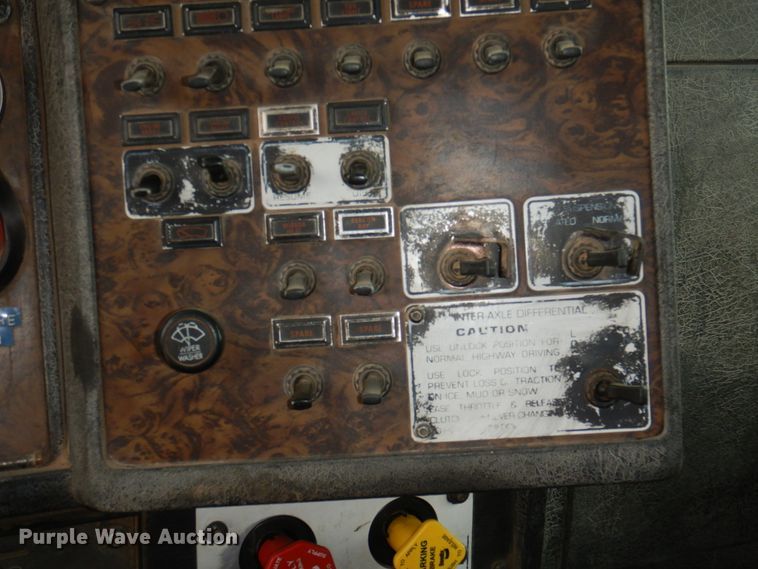 image for item II9883 1993 Kenworth T800  lube truck