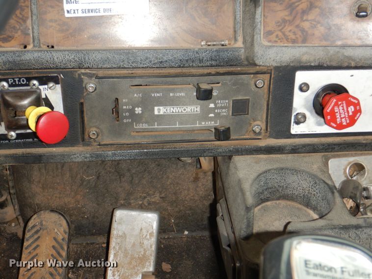 image for item II9883 1993 Kenworth T800  lube truck