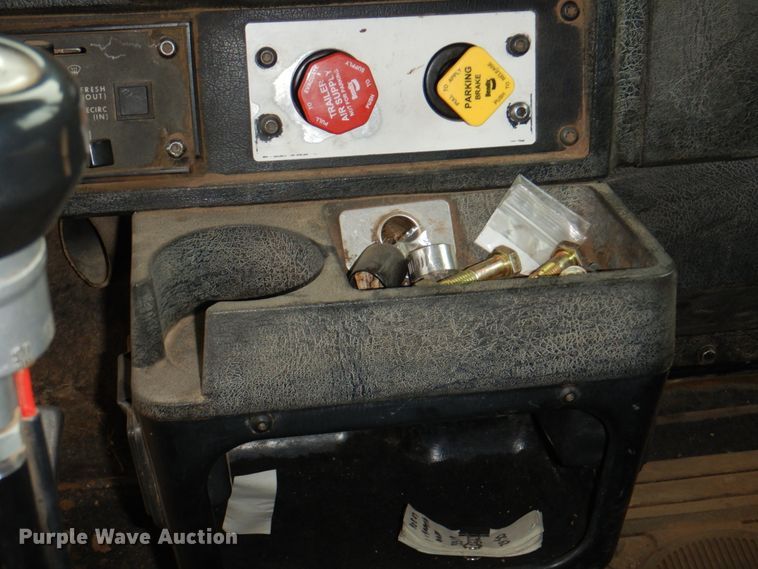 image for item II9883 1993 Kenworth T800  lube truck