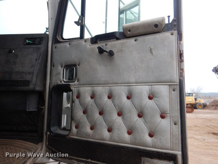 image for item II9883 1993 Kenworth T800  lube truck