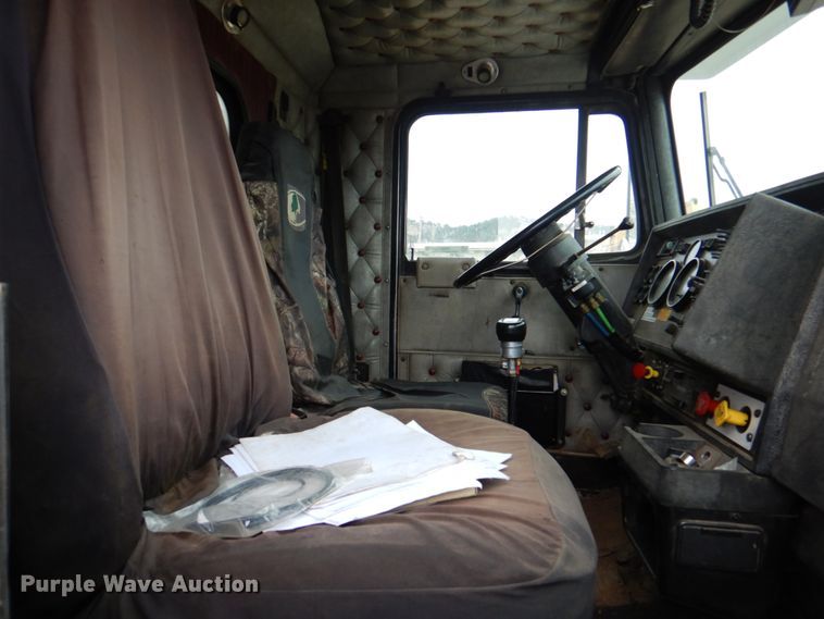 image for item II9883 1993 Kenworth T800  lube truck