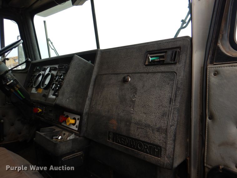 image for item II9883 1993 Kenworth T800  lube truck