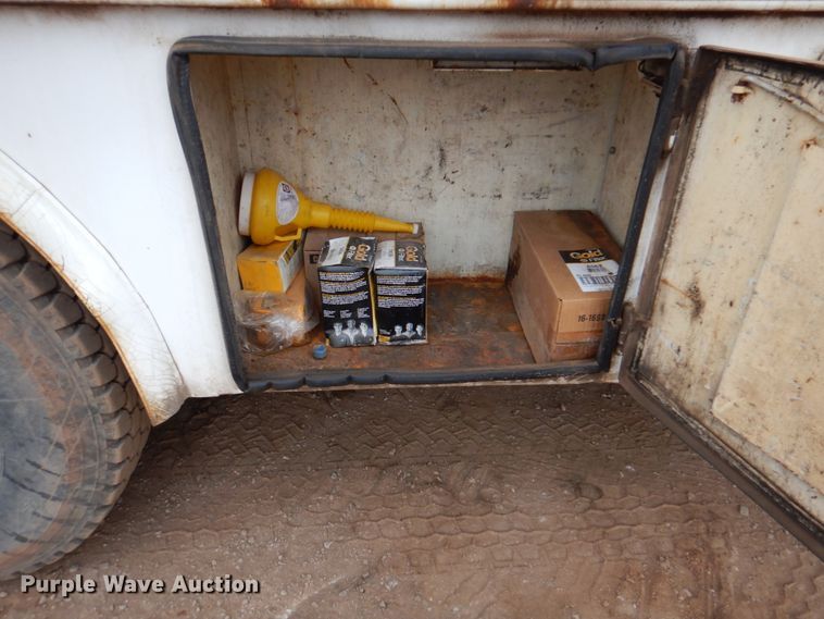 image for item II9883 1993 Kenworth T800  lube truck