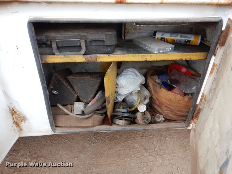 image for item II9883 1993 Kenworth T800  lube truck