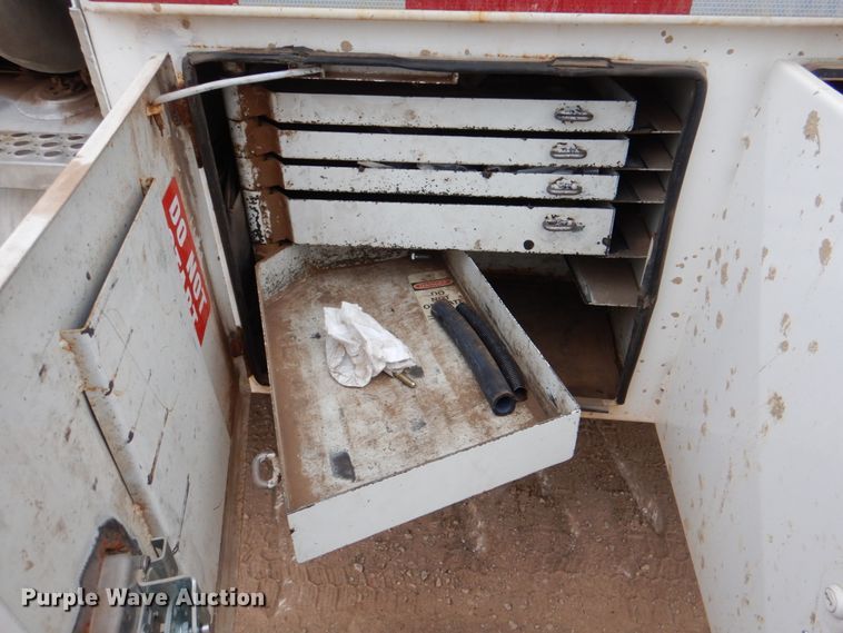 image for item II9883 1993 Kenworth T800  lube truck