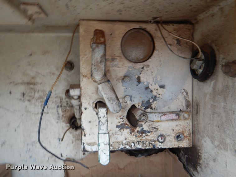 image for item II9883 1993 Kenworth T800  lube truck