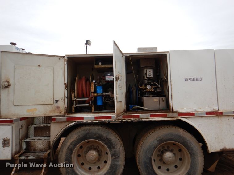 image for item II9883 1993 Kenworth T800  lube truck