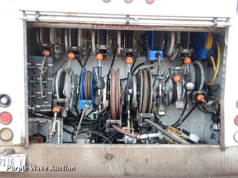 image for item II9883 1993 Kenworth T800  lube truck