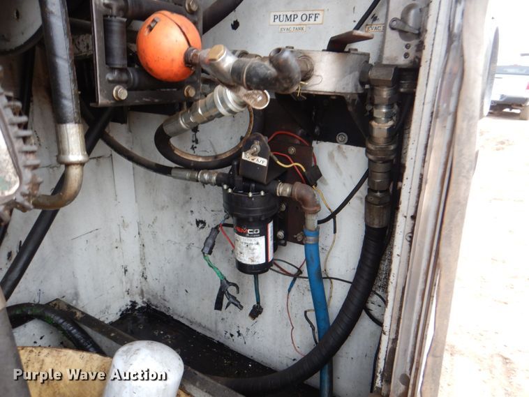 image for item II9883 1993 Kenworth T800  lube truck