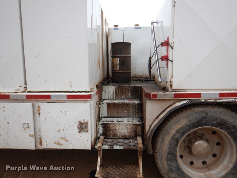 image for item II9883 1993 Kenworth T800  lube truck