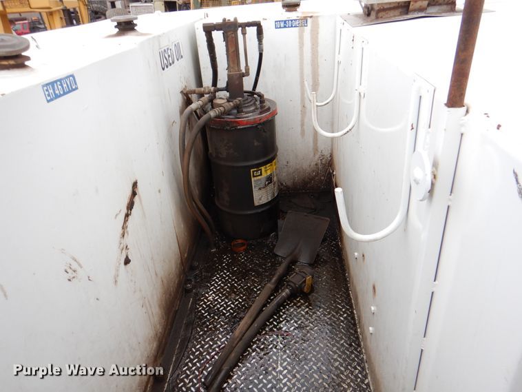 image for item II9883 1993 Kenworth T800  lube truck