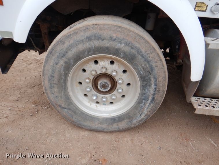 image for item II9883 1993 Kenworth T800  lube truck