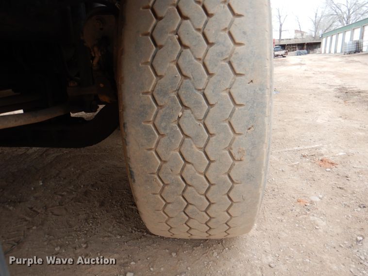 image for item II9883 1993 Kenworth T800  lube truck