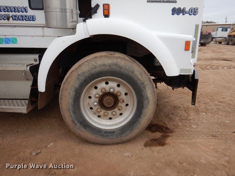 image for item II9883 1993 Kenworth T800  lube truck