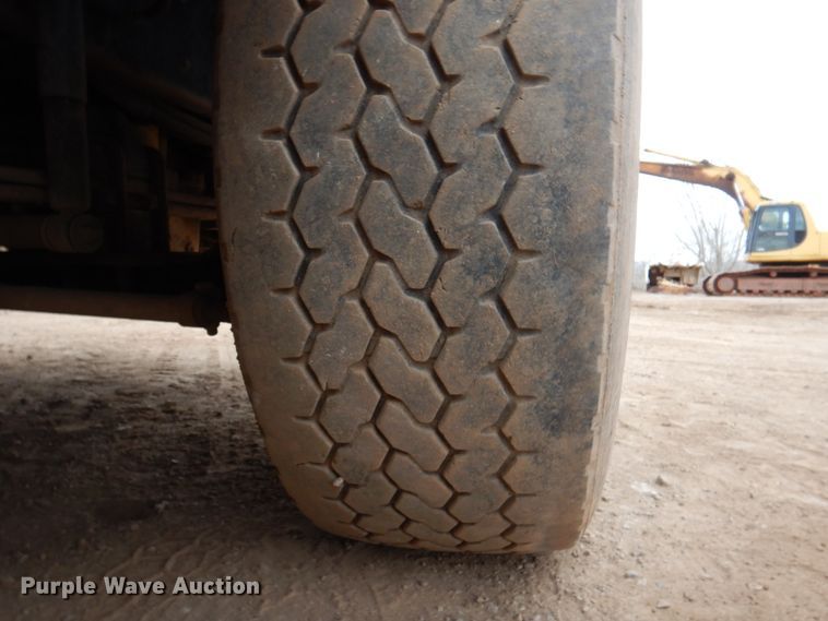 image for item II9883 1993 Kenworth T800  lube truck