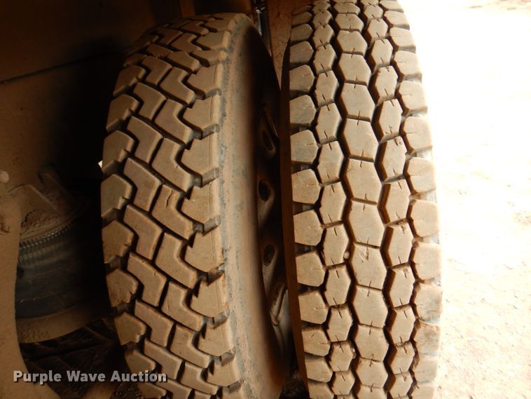 image for item II9883 1993 Kenworth T800  lube truck