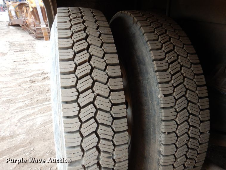 image for item II9883 1993 Kenworth T800  lube truck