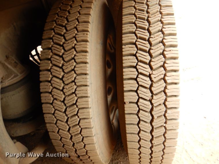 image for item II9883 1993 Kenworth T800  lube truck