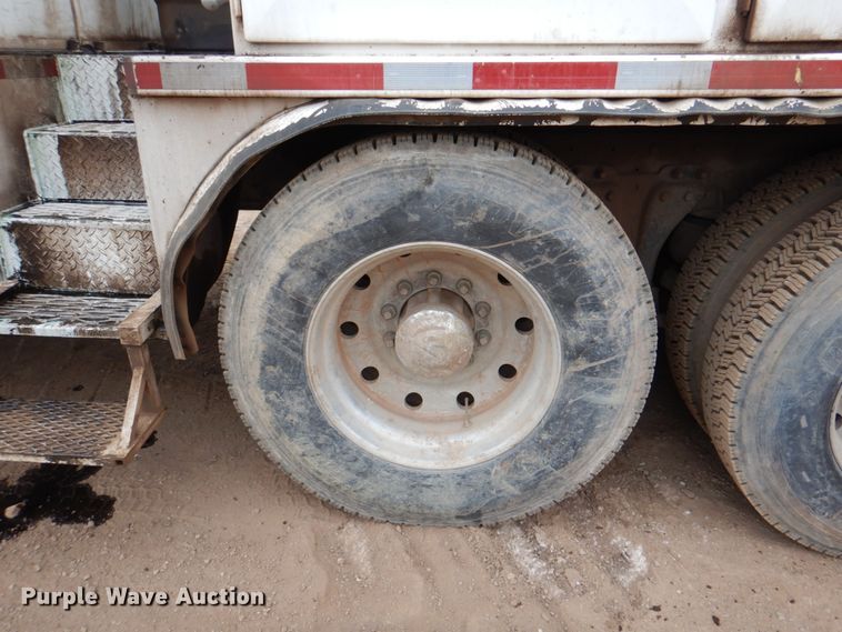 image for item II9883 1993 Kenworth T800  lube truck