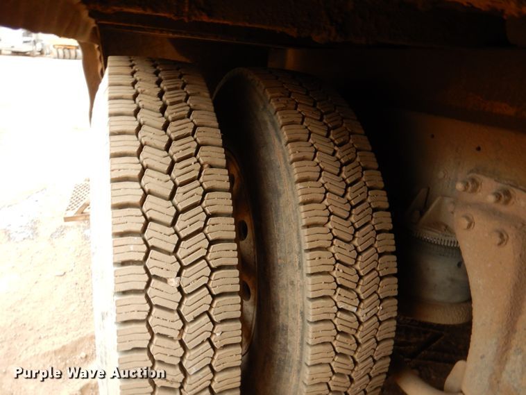 image for item II9883 1993 Kenworth T800  lube truck