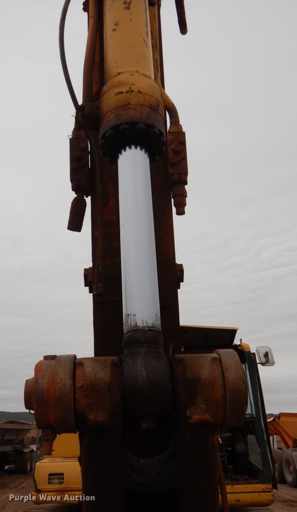 image for item II9891 1996 Komatsu PC200LC-6  excavator