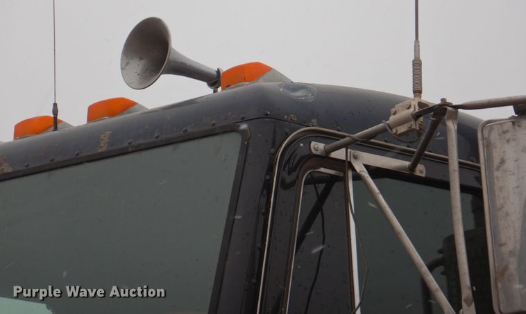 image for item II9897 1994 Peterbilt 379  semi truck