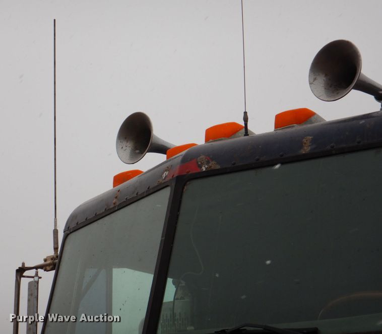 image for item II9897 1994 Peterbilt 379  semi truck