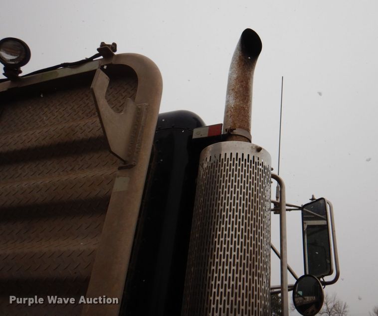 image for item II9897 1994 Peterbilt 379  semi truck