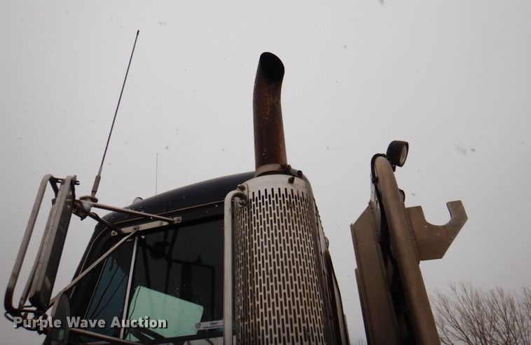 image for item II9897 1994 Peterbilt 379  semi truck