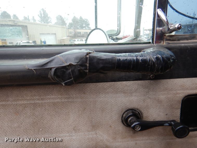 image for item II9897 1994 Peterbilt 379  semi truck