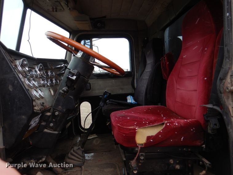 image for item II9897 1994 Peterbilt 379  semi truck