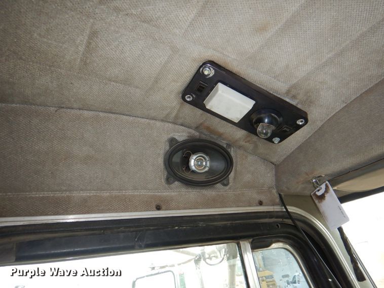 image for item II9897 1994 Peterbilt 379  semi truck