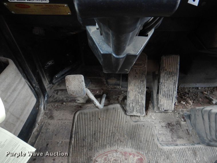 image for item II9897 1994 Peterbilt 379  semi truck