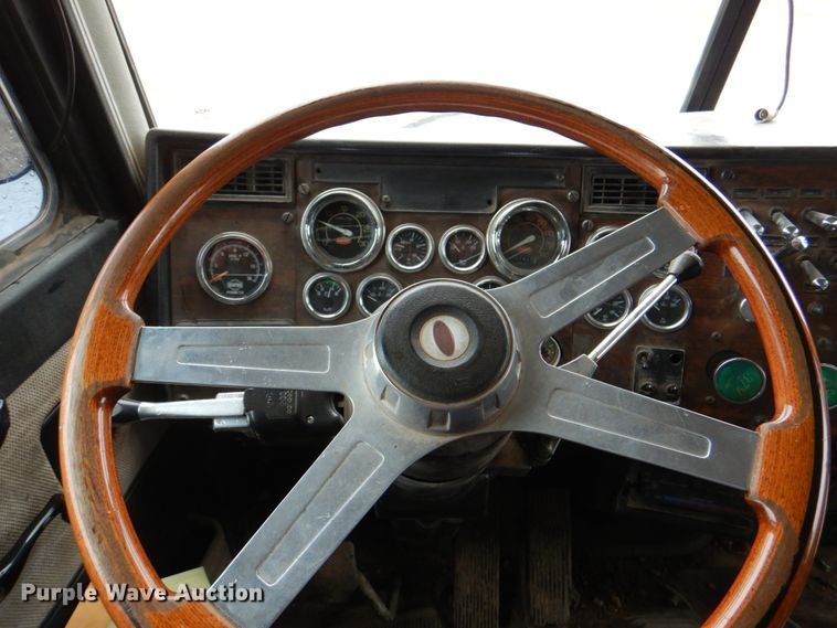 image for item II9897 1994 Peterbilt 379  semi truck