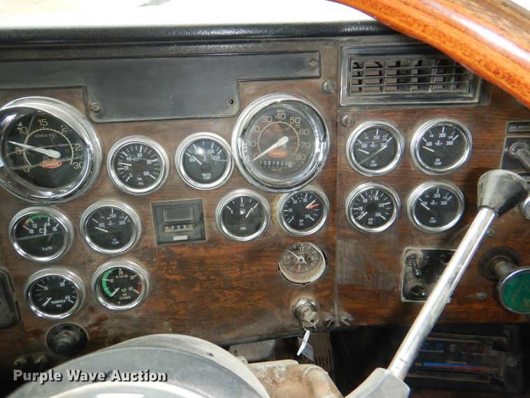 image for item II9897 1994 Peterbilt 379  semi truck