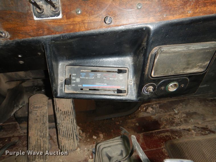 image for item II9897 1994 Peterbilt 379  semi truck