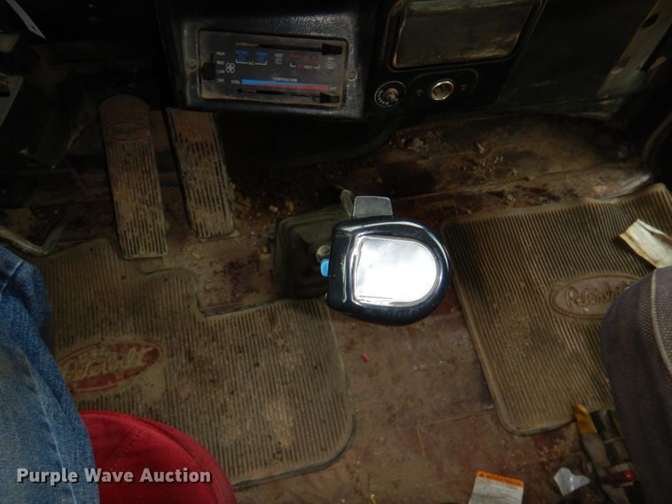 image for item II9897 1994 Peterbilt 379  semi truck