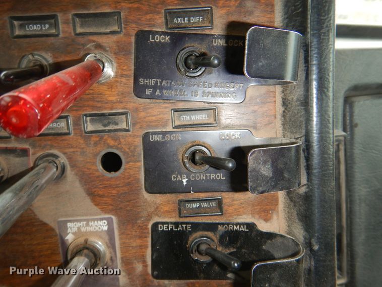 image for item II9897 1994 Peterbilt 379  semi truck