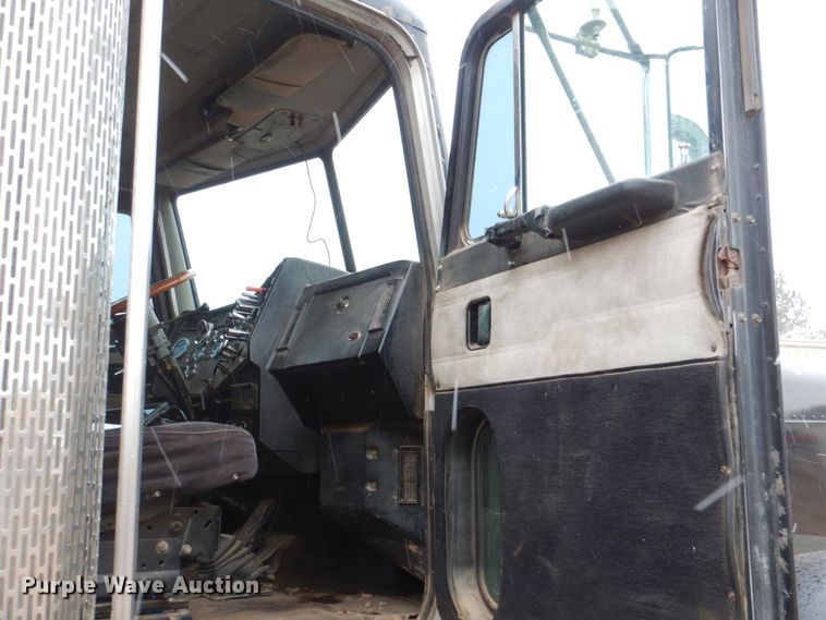 image for item II9897 1994 Peterbilt 379  semi truck