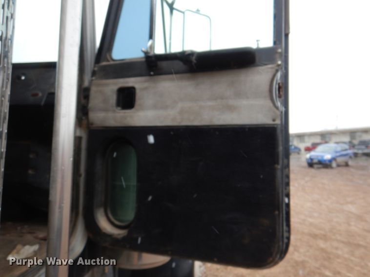 image for item II9897 1994 Peterbilt 379  semi truck