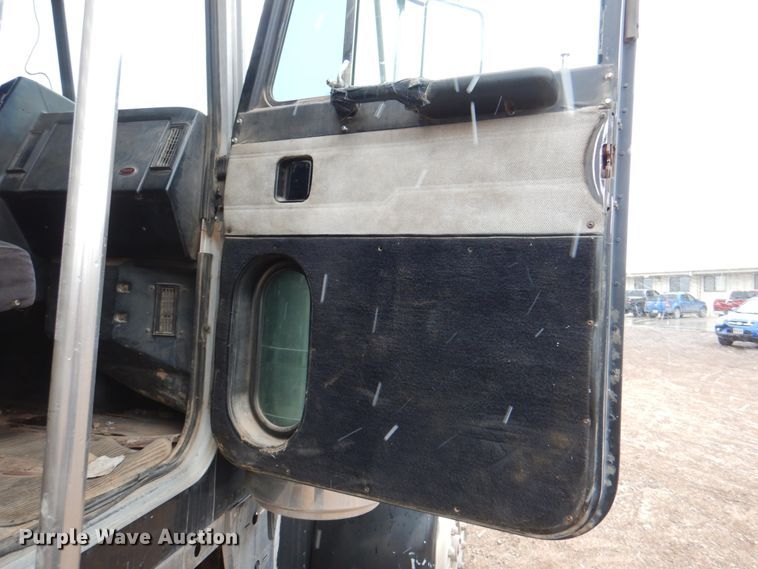 image for item II9897 1994 Peterbilt 379  semi truck